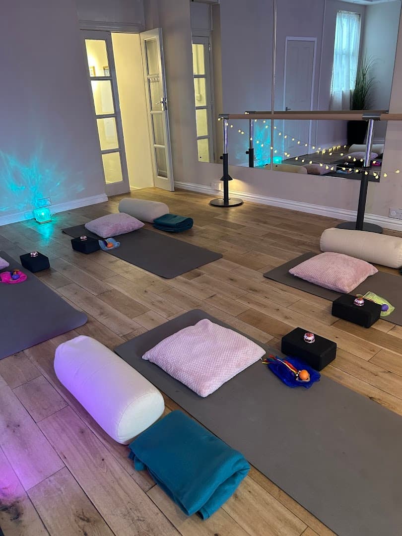 breathe birth bond - Doula, Hypnobirthing, Pregnancy & Baby Yoga 2