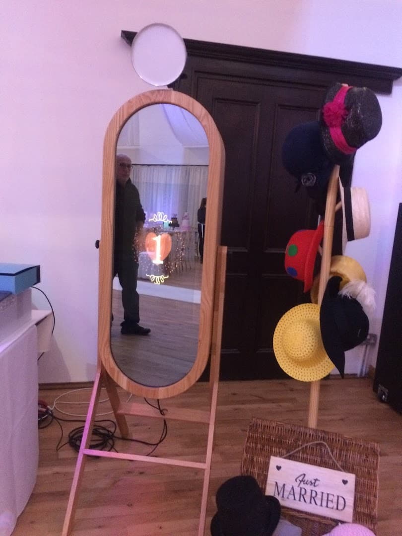 Giggling Genie Photo Booths 3